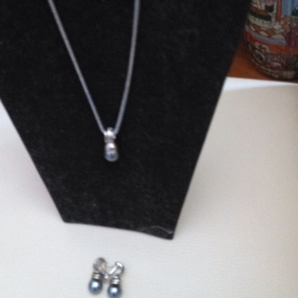 PEARLS NECKLACE AND EARRINGS